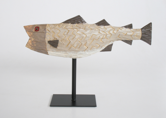 BEIGE FISH ON STAND  29X40CM