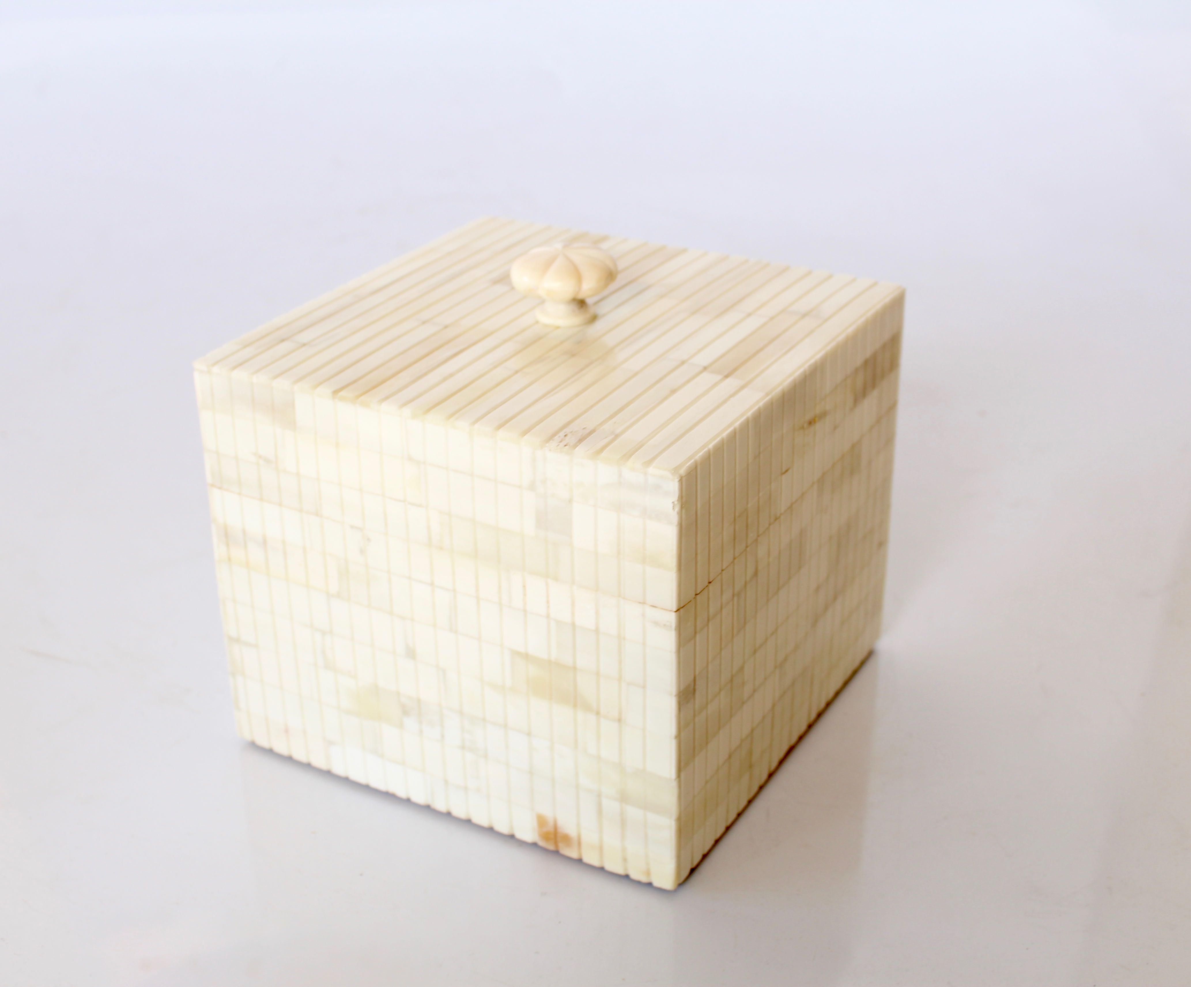 Square Bone Ridged Box With Knob
