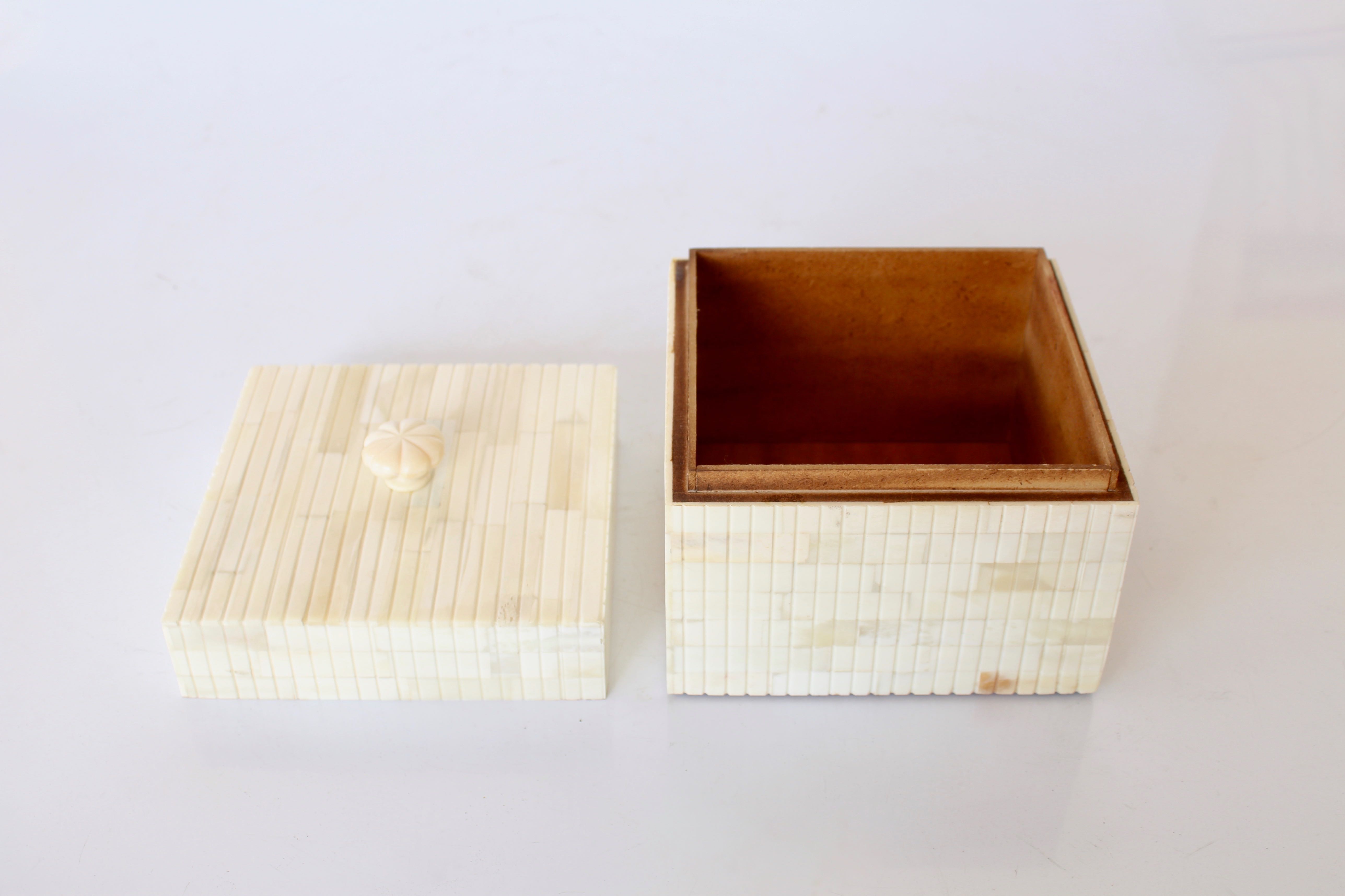 Square Bone Ridged Box With Knob