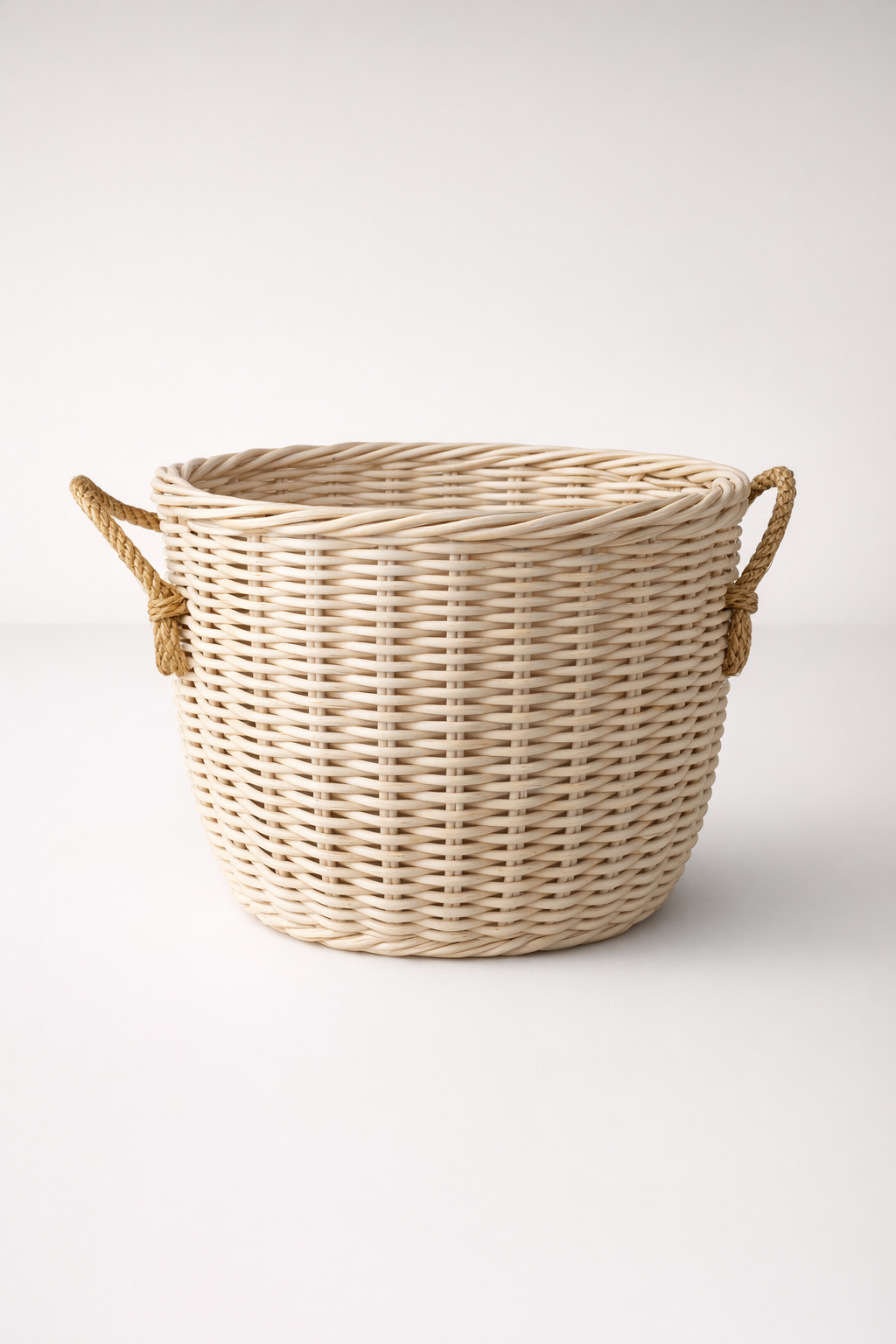 Extra Large Rattan Basket With Rope Handle Detail