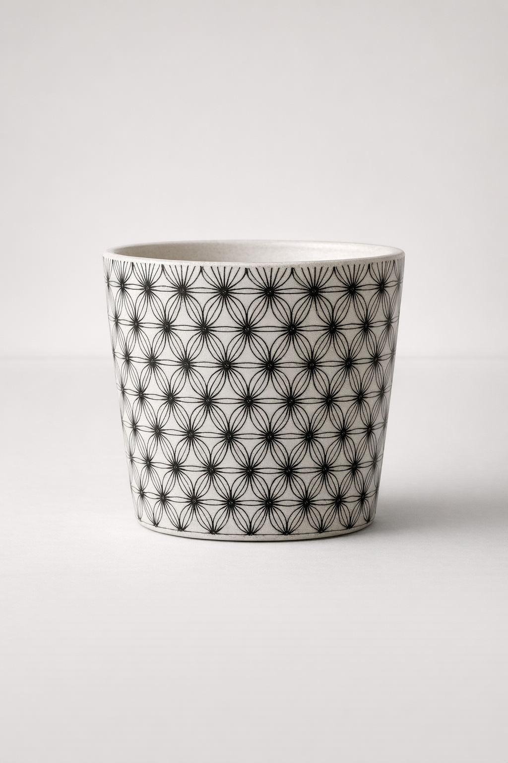Black Round Crisscross Planter