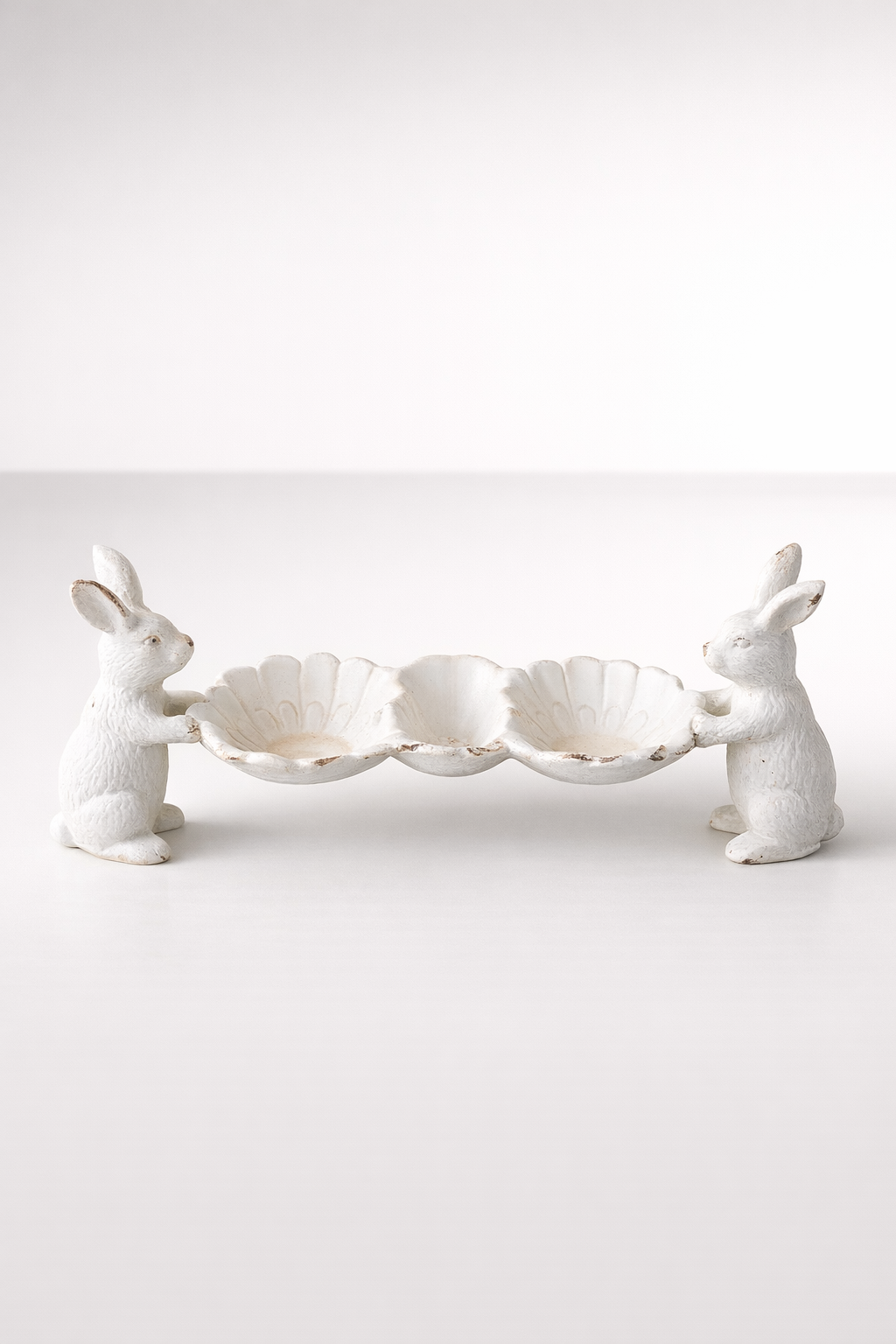 Jet143 White Distressed Bunny Stand
