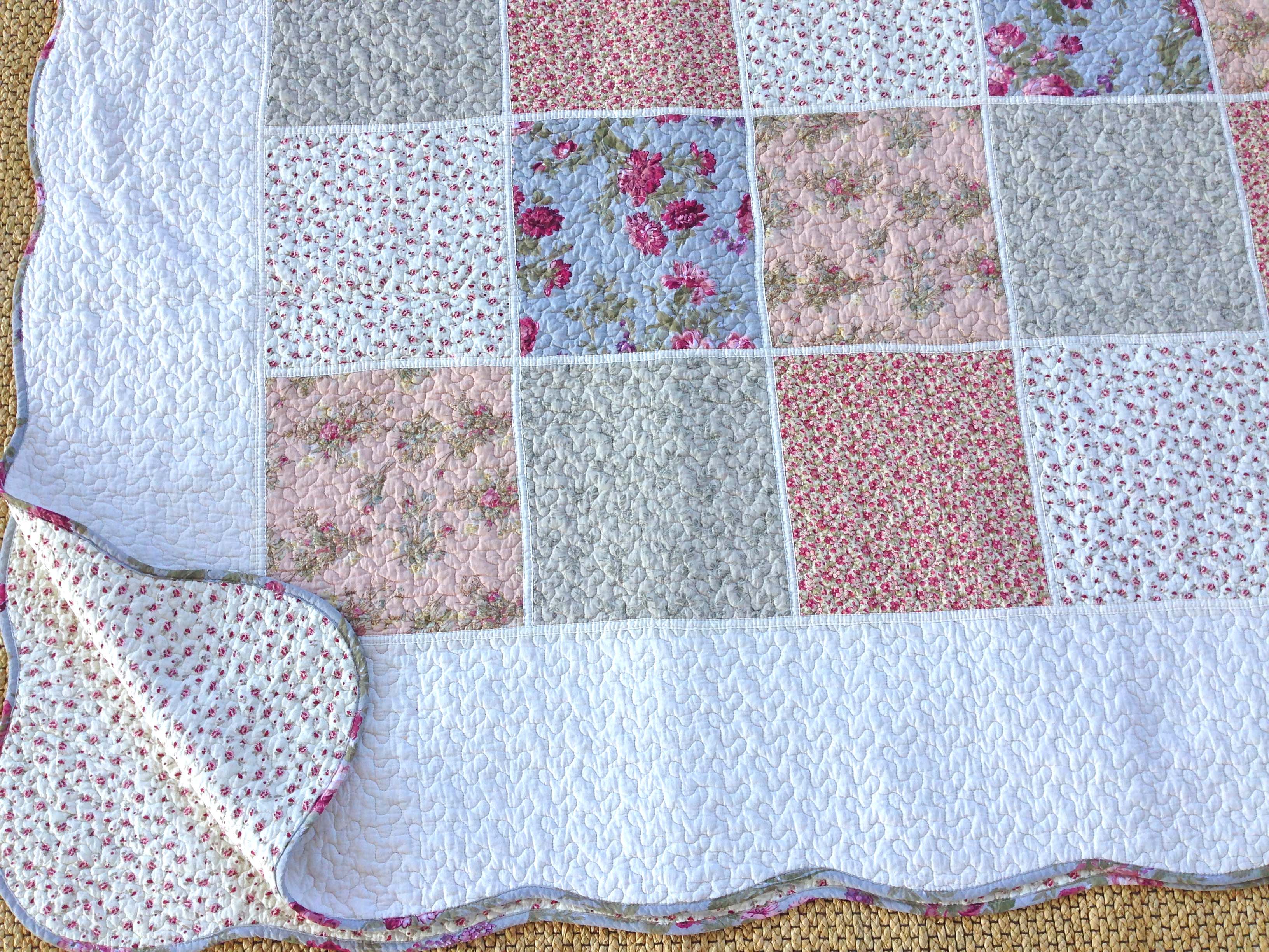 Single Rosebud Cream Border Quilt