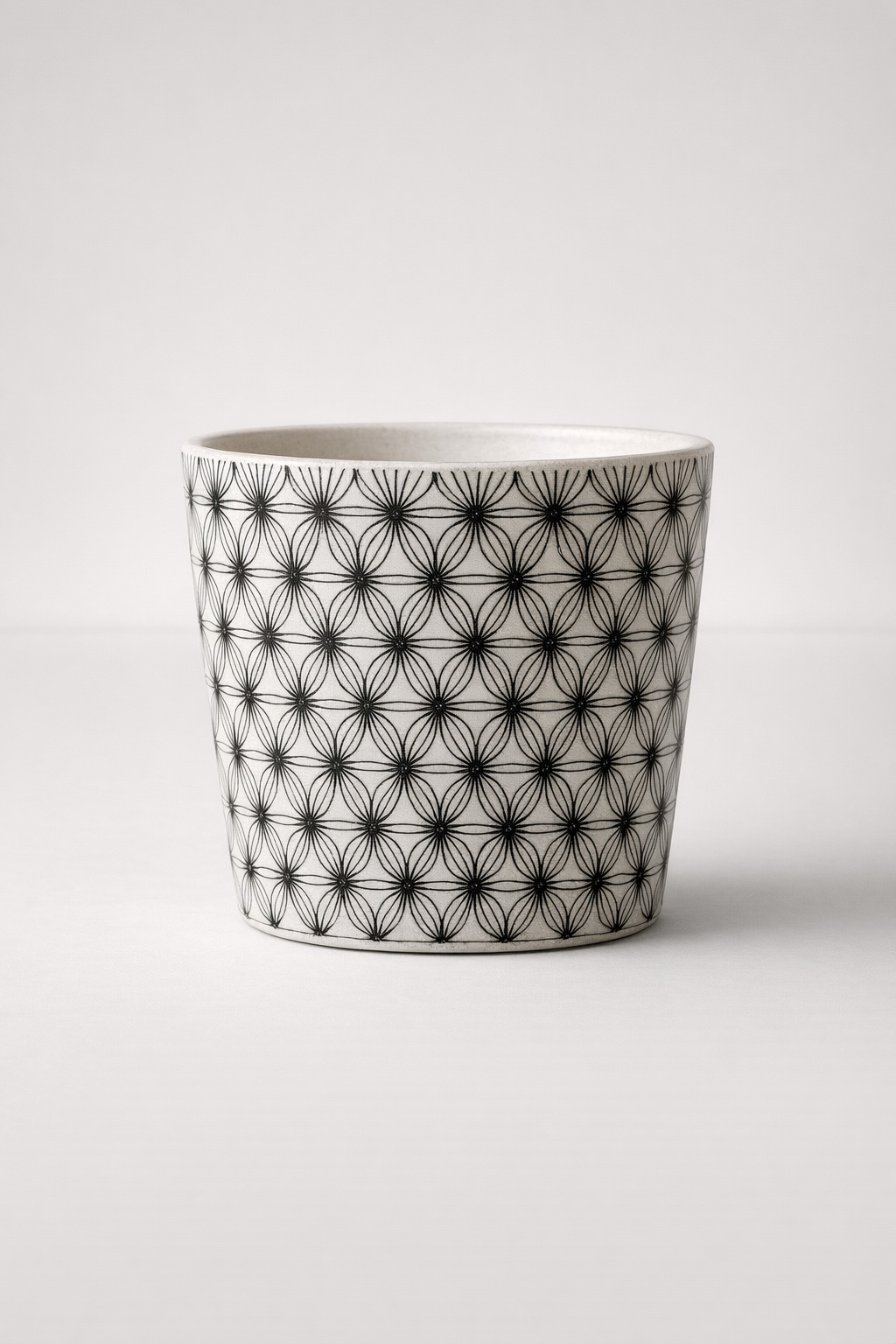 Black Round Crisscross Planter